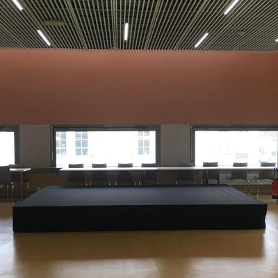 Scène praticables Location de praticables pour créer une scène. Location de pieds, de marches, de juponnage, de packs son, de pupitre, ... en Ile de France (Paris - 75), dans le Val d'Oise (95), en Picardie (60).