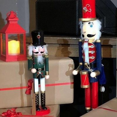 Casse noisette 2 Offrez une touche traditionnelle et féérique à vos événements de fin d'année ou mariage thématique avec notre soldat casse-noisette en location.