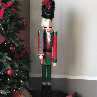 Casse noisette 105cm Offrez une touche traditionnelle et féérique à vos événements de fin d'année ou mariage thématique avec notre soldat casse-noisette en location.