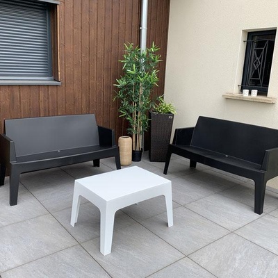 Canapés et table basse lounge Location de mobilier lounge pour les événements en extérieur comme en intérieur à Paris.