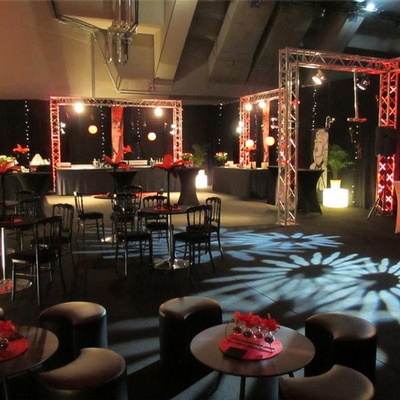 Location de rideau noir auto portés pour scène, loge, théâtre, expositions en région parisienne 75,77,78,95 et en picardie 60