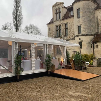 Location de jupe de plancher noire en coton gratté pour la location de plancher bois et de tente de réception.