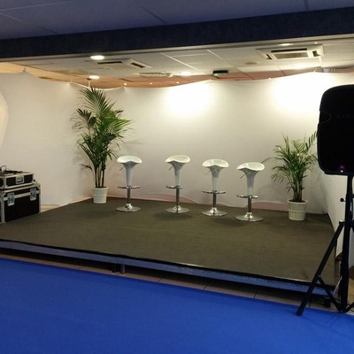 Scène praticables 2 Location de praticables pour créer une scène. Location de pieds, de marches, de juponnage, de packs son, de pupitre, ... en Ile de France (Paris - 75), dans le Val d'Oise (95), en Picardie (60).