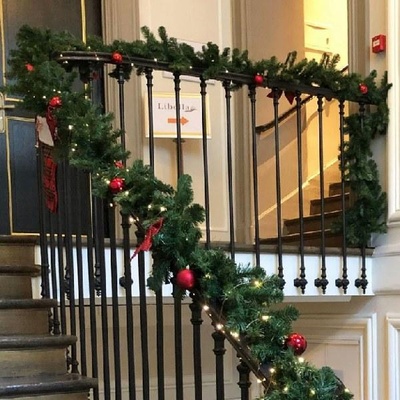 Transformez votre espace événementiel en un paysage hivernal enchanteur avec notre guirlande de sapin artificiel en location.