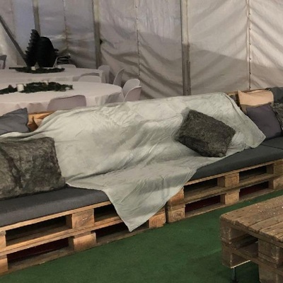 Louez le confort avec notre plaid haut de gamme pour des événements chaleureux et mémorables. Ajoutez une touche d'élégance à vos soirées en proposant des plaids doux et stylés en location.