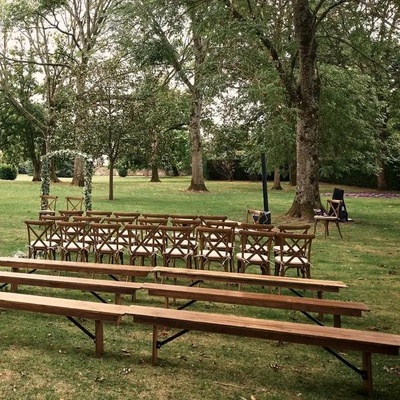 Location chaises et mobilier vintage pour réception à paris et dans toute l'ile de france.