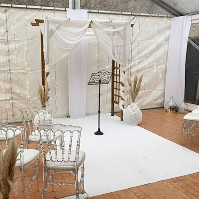 Caches poteaux tendus pour tente de réception Location de caches poteaux tendus en coton gratté blanc pour la location de tente de réception en Ile de France, Paris (75), dans le Val d'Oise (95), en Picardie (60).