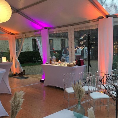 Caches poteaux tendus pour tente de réception Location de caches poteaux tendus en coton gratté blanc pour la location de tente de réception en Ile de France, Paris (75), dans le Val d'Oise (95), en Picardie (60).