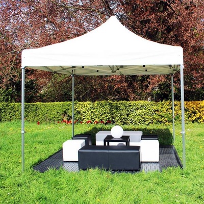 Banquette noire en situation Location de pouf banquette pour événements lounge en ile de France, Paris, et en Picardie Chantilly 60.