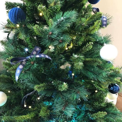 Sapin artificiel détail bleu Transformez vos événements en moments magiques avec notre sapin artificiel en location. Réalisme saisissant, installation facile, personnalisation sans limite.