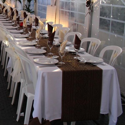 Location de nappe blanc pour table rectangulaire de 150 cm.