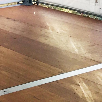 Location de plancher en bois sur semelle métallique pour tente de réception et barnum à Paris (75)