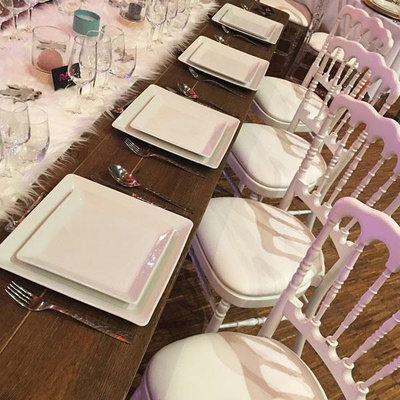 Location de chaises Napoléon blanches en bois en Ile de France