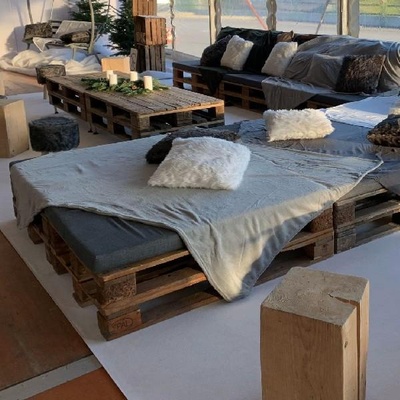 Louez le confort avec notre plaid haut de gamme pour des événements chaleureux et mémorables. Ajoutez une touche d'élégance à vos soirées en proposant des plaids doux et stylés en location.