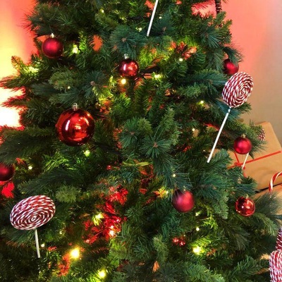 Sapin artificiel détail rouge Transformez vos événements en moments magiques avec notre sapin artificiel en location. Réalisme saisissant, installation facile, personnalisation sans limite.