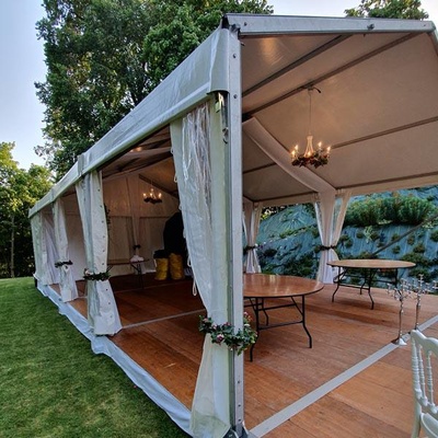 Location de jupe de plancher blanche en coton gratté pour la location de plancher bois et de tente de réception.