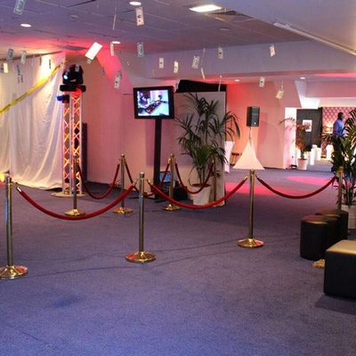 Location de cordon en velours rouge pour potelets en Ile de France et Paris 75